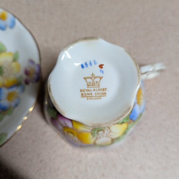 Royal Albert Floral Teacup & Saucer Set - Picture 5 of 11